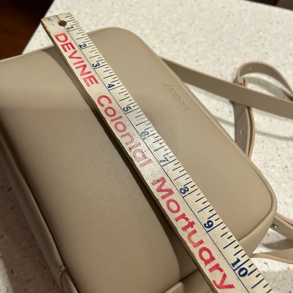 MON15. Metro Crossbody Bag.The Metro Bag securely carries your daily essentials - Picture 4 of 8